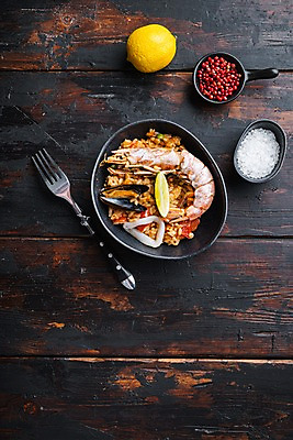 포토 JPG 해외이미지 그릇 포크 사람없음 하이앵글 한개 해물요리 레몬 대하 오징어 소금 홍합 후추 나무탁자 스페인요리 스페인음식 파에야 해외포토 1 식기 음식 뷰포인트 과일 탁자 어패류 새우 연체동물 서양음식 수중동물 스페인 해산물 향신료 파일형식