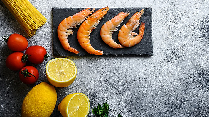 포토 JPG 해외이미지 식재료 방울토마토 회색배경 새우 사람없음 하이앵글 레몬 슬라이스 스파게티면 돌접시 해외포토 접시 뷰포인트 백그라운드 토마토 과일 갑각류 회색 면류 파일형식