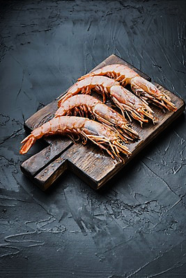 포토 JPG 해외이미지 식재료 검은배경 사람없음 대하 나무도마 해외포토 백그라운드 새우 도마 목재 검은색 파일형식