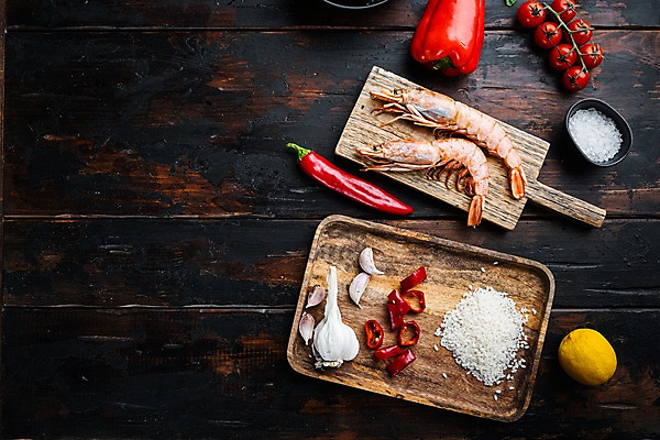 포토 JPG 해외이미지 그릇 식재료 방울토마토 고추 마늘 사람없음 하이앵글 레몬 대하 소금 나무도마 나무쟁반 나무탁자 카피스페이스 해외포토 식기 뷰포인트 토마토 채소 과일 탁자 새우 도마 쟁반 목재 공백 파일형식