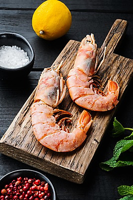 포토 JPG 해외이미지 그릇 식재료 검은배경 사람없음 레몬 대하 소금 후추 나무도마 해외포토 식기 백그라운드 과일 새우 도마 목재 검은색 향신료 파일형식