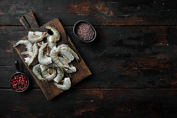 포토 JPG 해외이미지 그릇 식재료 검은배경 새우 사람없음 하이앵글 소금 후추 나무도마 카피스페이스 해외포토 식기 뷰포인트 백그라운드 도마 갑각류 목재 검은색 공백 향신료 파일형식