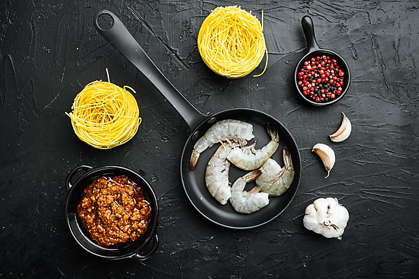 포토 JPG 해외이미지 식재료 검은배경 새우 마늘 사람없음 하이앵글 프라이팬 냄비 담기 후추 파스타면 해외포토 뷰포인트 백그라운드 채소 모션 주방용품 파스타 갑각류 검은색 면류 솥 향신료 파일형식
