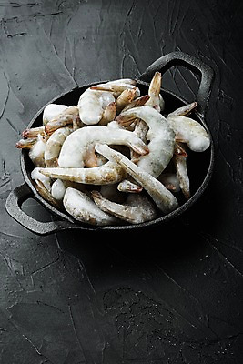 포토 JPG 해외이미지 식재료 검은배경 새우 사람없음 냉동 냄비 담기 얼림 해외포토 백그라운드 컨셉 모션 갑각류 검은색 솥 파일형식