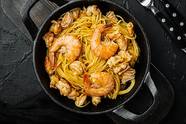 포토 JPG 해외이미지 식기 검은배경 새우 사람없음 하이앵글 냄비 담기 해물파스타 해외포토 뷰포인트 백그라운드 모션 파스타 갑각류 검은색 솥 파일형식