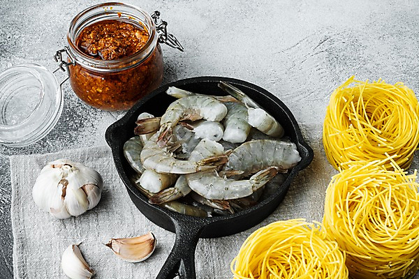 포토 JPG 해외이미지 식재료 회색배경 새우 마늘 사람없음 프라이팬 소스통 파스타면 해외포토 백그라운드 채소 주방용품 파스타 통 갑각류 회색 면류 소스_음식 파일형식