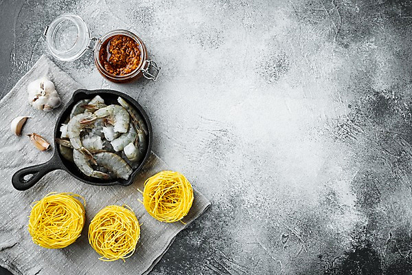 포토 JPG 해외이미지 식재료 회색배경 새우 마늘 사람없음 하이앵글 프라이팬 소스통 파스타면 카피스페이스 해외포토 뷰포인트 백그라운드 채소 주방용품 파스타 통 갑각류 공백 회색 면류 소스_음식 파일형식