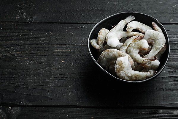 포토 JPG 해외이미지 그릇 식재료 검은배경 새우 사람없음 냉동 카피스페이스 얼림 해외포토 식기 백그라운드 컨셉 갑각류 검은색 공백 파일형식