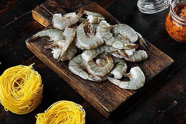 포토 JPG 해외이미지 식재료 검은배경 새우 사람없음 나무도마 소스통 파스타면 해외포토 백그라운드 도마 파스타 통 갑각류 목재 검은색 면류 소스_음식 파일형식