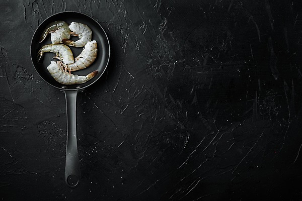 포토 JPG 해외이미지 식재료 검은배경 새우 사람없음 하이앵글 프라이팬 카피스페이스 해외포토 뷰포인트 백그라운드 주방용품 갑각류 검은색 공백 파일형식