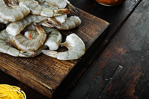 포토 JPG 해외이미지 식재료 새우 사람없음 나무도마 나무탁자 파스타면 해외포토 탁자 도마 파스타 갑각류 목재 면류 파일형식