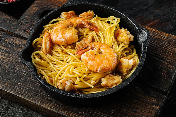 포토 JPG 해외이미지 사람없음 프라이팬 대하 나무도마 나무탁자 해물파스타 해외포토 탁자 주방용품 새우 도마 파스타 목재 파일형식