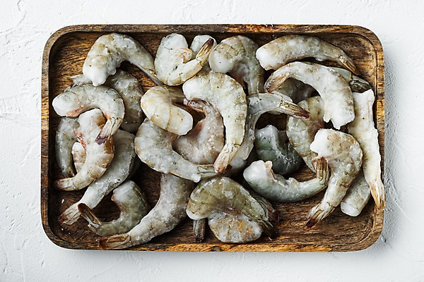 포토 JPG 해외이미지 식재료 새우 사람없음 하이앵글 냉동 흰배경 나무쟁반 얼림 해외포토 뷰포인트 백그라운드 컨셉 쟁반 갑각류 목재 흰색 파일형식