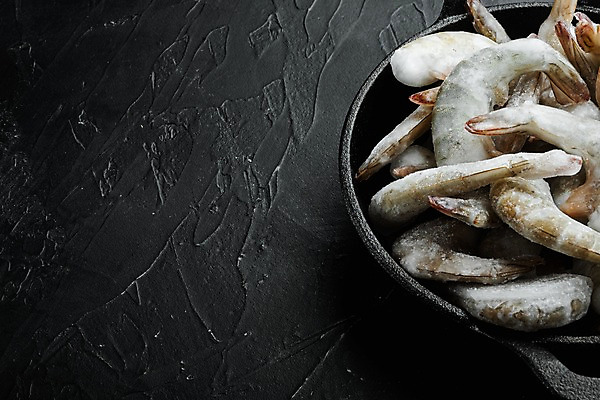 포토 JPG 해외이미지 식재료 검은배경 새우 사람없음 냉동 프라이팬 카피스페이스 얼림 해외포토 백그라운드 컨셉 주방용품 갑각류 검은색 공백 파일형식