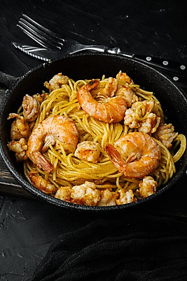 포토 JPG 해외이미지 포크 검은배경 새우 사람없음 프라이팬 나이프 해물파스타 해외포토 식기 백그라운드 주방용품 파스타 갑각류 검은색 칼 파일형식