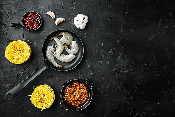 포토 JPG 해외이미지 그릇 식재료 검은배경 새우 마늘 사람없음 하이앵글 프라이팬 냄비 담기 후추 파스타면 카피스페이스 해외포토 식기 뷰포인트 백그라운드 채소 모션 주방용품 파스타 갑각류 검은색 공백 면류 솥 향신료 파일형식