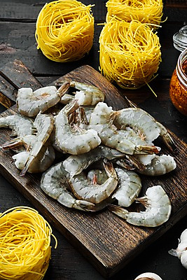 포토 JPG 해외이미지 식재료 새우 사람없음 나무도마 나무탁자 파스타면 해외포토 탁자 도마 파스타 갑각류 목재 면류 파일형식