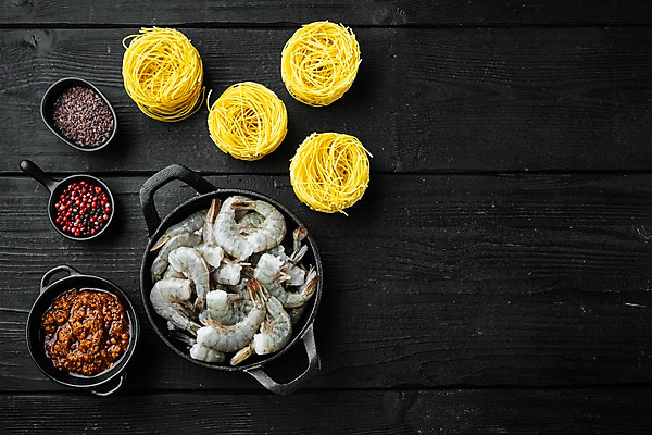 포토 JPG 해외이미지 그릇 식재료 검은배경 새우 사람없음 하이앵글 냄비 담기 소금 후추 파스타면 카피스페이스 해외포토 식기 뷰포인트 백그라운드 모션 파스타 갑각류 검은색 공백 면류 솥 향신료 파일형식