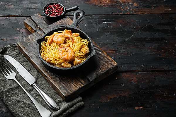 포토 JPG 해외이미지 그릇 포크 식재료 사람없음 프라이팬 나이프 대하 후추 나무도마 나무탁자 해물파스타 해외포토 식기 탁자 주방용품 새우 도마 파스타 목재 칼 향신료 파일형식
