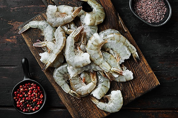 포토 JPG 해외이미지 그릇 식재료 검은배경 새우 사람없음 하이앵글 소금 후추 나무도마 해외포토 식기 뷰포인트 백그라운드 도마 갑각류 목재 검은색 향신료 파일형식