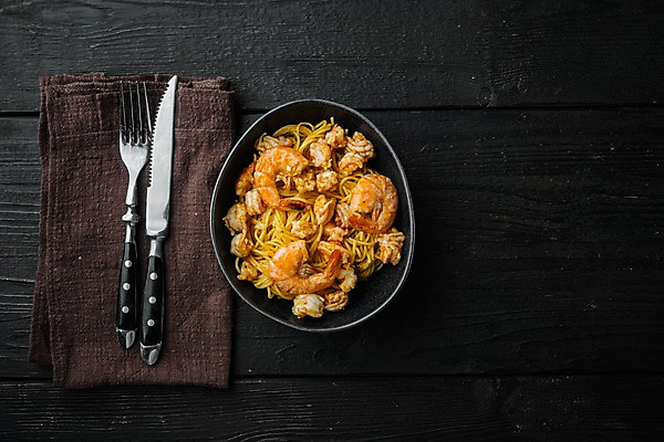 포토 JPG 해외이미지 그릇 포크 식재료 검은배경 새우 사람없음 하이앵글 나이프 해물파스타 해외포토 식기 뷰포인트 백그라운드 파스타 갑각류 검은색 칼 파일형식