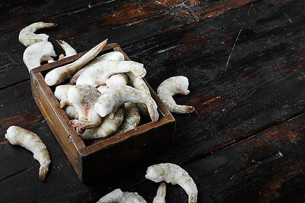 포토 JPG 해외이미지 식재료 새우 사람없음 냉동 나무그릇 나무탁자 얼림 해외포토 그릇 컨셉 탁자 갑각류 목재 파일형식