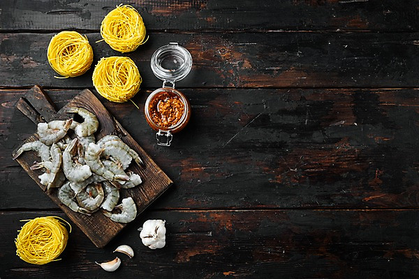 포토 JPG 해외이미지 식재료 새우 마늘 사람없음 하이앵글 나무도마 나무탁자 소스통 파스타면 카피스페이스 해외포토 뷰포인트 채소 탁자 도마 파스타 통 갑각류 목재 공백 면류 소스_음식 파일형식