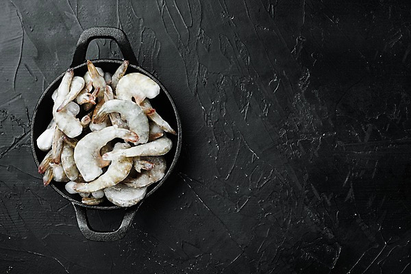 포토 JPG 해외이미지 식재료 검은배경 새우 사람없음 하이앵글 냉동 냄비 담기 카피스페이스 얼림 해외포토 뷰포인트 백그라운드 컨셉 모션 갑각류 검은색 공백 솥 파일형식