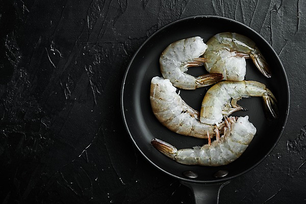 포토 JPG 해외이미지 식재료 검은배경 새우 사람없음 하이앵글 프라이팬 해외포토 뷰포인트 백그라운드 주방용품 갑각류 검은색 파일형식