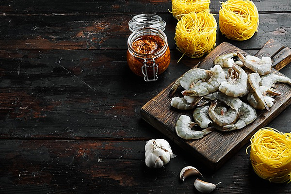 포토 JPG 해외이미지 식재료 새우 마늘 사람없음 나무도마 나무탁자 소스통 파스타면 카피스페이스 해외포토 채소 탁자 도마 파스타 통 갑각류 목재 공백 면류 소스_음식 파일형식