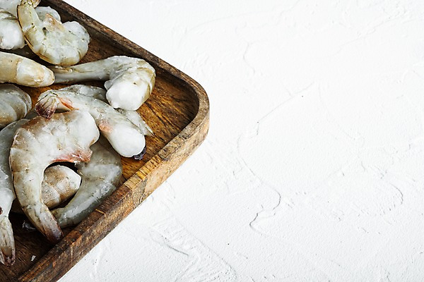 포토 JPG 해외이미지 식재료 새우 사람없음 냉동 흰배경 나무쟁반 카피스페이스 얼림 해외포토 백그라운드 컨셉 쟁반 갑각류 목재 공백 흰색 파일형식