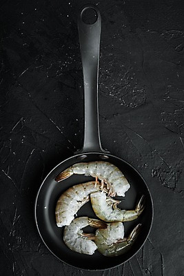 포토 JPG 해외이미지 식재료 검은배경 새우 사람없음 하이앵글 프라이팬 해외포토 뷰포인트 백그라운드 주방용품 갑각류 검은색 파일형식