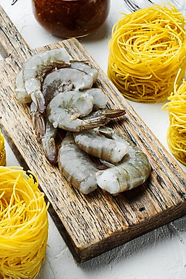 포토 JPG 해외이미지 식재료 새우 사람없음 흰배경 나무도마 파스타면 해외포토 백그라운드 도마 파스타 갑각류 목재 흰색 면류 파일형식