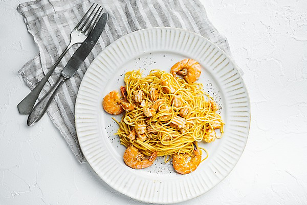 포토 JPG 해외이미지 접시 포크 식재료 새우 사람없음 하이앵글 나이프 흰배경 해물파스타 해외포토 식기 뷰포인트 백그라운드 파스타 갑각류 흰색 칼 파일형식