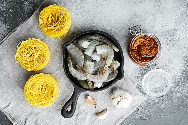 포토 JPG 해외이미지 식재료 회색배경 새우 마늘 사람없음 하이앵글 프라이팬 소스통 파스타면 해외포토 뷰포인트 백그라운드 채소 주방용품 파스타 통 갑각류 회색 면류 소스_음식 파일형식