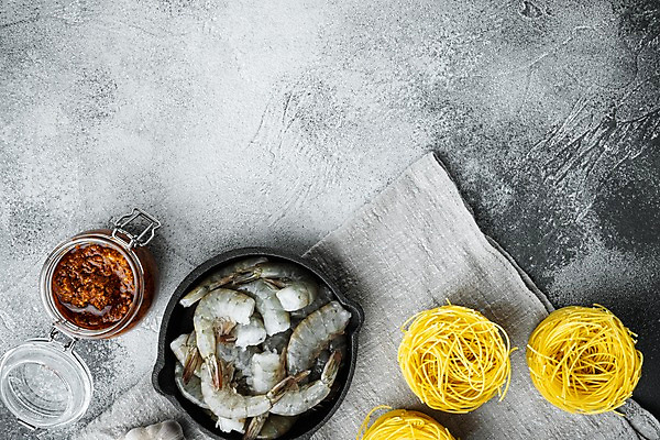 포토 JPG 해외이미지 식재료 회색배경 새우 마늘 사람없음 하이앵글 프라이팬 소스통 파스타면 카피스페이스 해외포토 뷰포인트 백그라운드 채소 주방용품 파스타 통 갑각류 공백 회색 면류 소스_음식 파일형식