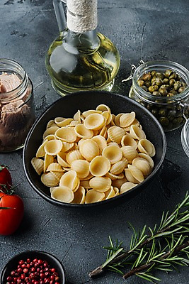 포토 JPG 해외이미지 그릇 식재료 회색배경 유리병 실내 사람없음 올리브오일 참치 담기 로즈메리 병조림 참치캔 파스타면 해외포토 식기 백그라운드 모션 병_용기 파스타 어류 내부 회색 면류 캔 기름_음식 허브 파일형식