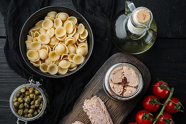 포토 JPG 해외이미지 그릇 식재료 방울토마토 검은배경 유리병 실내 사람없음 올리브오일 참치 담기 나무받침 병조림 참치캔 파스타면 해외포토 식기 백그라운드 토마토 모션 병_용기 파스타 어류 내부 목재 검은색 면류 캔 기름_음식 받침대 파일형식