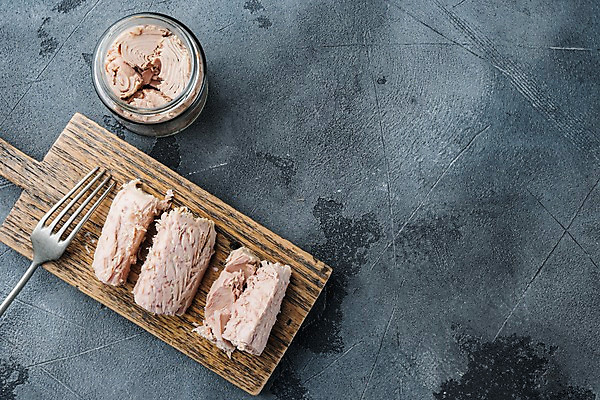 포토 JPG 해외이미지 포크 식재료 회색배경 유리병 실내 사람없음 참치 나무도마 병조림 참치캔 카피스페이스 해외포토 식기 백그라운드 병_용기 도마 어류 내부 목재 공백 회색 캔 파일형식