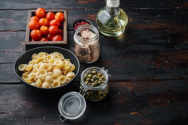 포토 JPG 해외이미지 그릇 식재료 유리병 실내 사람없음 올리브오일 나무상자 참치 담기 병조림 참치캔 파스타면 나무배경 해외포토 식기 백그라운드 모션 병_용기 파스타 어류 내부 상자 면류 캔 기름_음식 파일형식