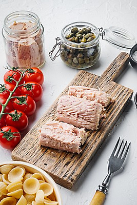 포토 JPG 해외이미지 포크 식재료 방울토마토 유리병 실내 사람없음 참치 흰배경 나무도마 병조림 참치캔 해외포토 식기 백그라운드 토마토 병_용기 도마 어류 내부 목재 흰색 캔 파일형식