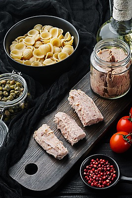 포토 JPG 해외이미지 그릇 식재료 방울토마토 검은배경 유리병 실내 사람없음 참치 나무도마 병조림 참치캔 파스타면 해외포토 식기 백그라운드 토마토 병_용기 도마 파스타 어류 내부 목재 검은색 면류 캔 파일형식