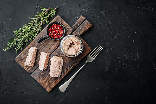 포토 JPG 해외이미지 포크 식재료 검은배경 유리병 실내 사람없음 하이앵글 참치 로즈메리 나무도마 병조림 참치캔 카피스페이스 해외포토 식기 뷰포인트 백그라운드 병_용기 도마 어류 내부 목재 검은색 공백 캔 허브 파일형식