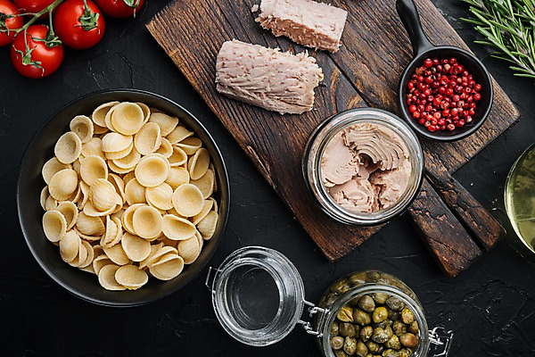 포토 JPG 해외이미지 그릇 식재료 방울토마토 검은배경 유리병 실내 사람없음 하이앵글 참치 나무도마 병조림 참치캔 파스타면 해외포토 식기 뷰포인트 백그라운드 토마토 병_용기 도마 파스타 어류 내부 목재 검은색 면류 캔 파일형식