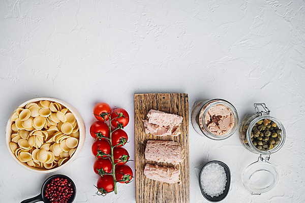 포토 JPG 해외이미지 그릇 식재료 방울토마토 유리병 실내 사람없음 참치 흰배경 소금 나무도마 병조림 참치캔 파스타면 카피스페이스 해외포토 식기 백그라운드 토마토 병_용기 도마 파스타 어류 내부 목재 공백 흰색 면류 캔 파일형식