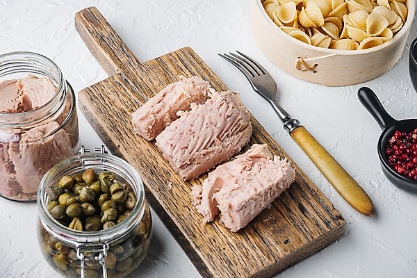 포토 JPG 해외이미지 포크 식재료 유리병 실내 사람없음 참치 흰배경 나무도마 병조림 참치캔 파스타면 해외포토 식기 백그라운드 병_용기 도마 파스타 어류 내부 목재 흰색 면류 캔 파일형식