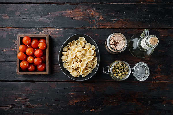 포토 JPG 해외이미지 그릇 식재료 방울토마토 유리병 실내 사람없음 하이앵글 올리브오일 나무상자 참치 병조림 참치캔 파스타면 카피스페이스 나무배경 해외포토 식기 뷰포인트 백그라운드 토마토 병_용기 파스타 어류 내부 상자 공백 면류 캔 기름_음식 파일형식