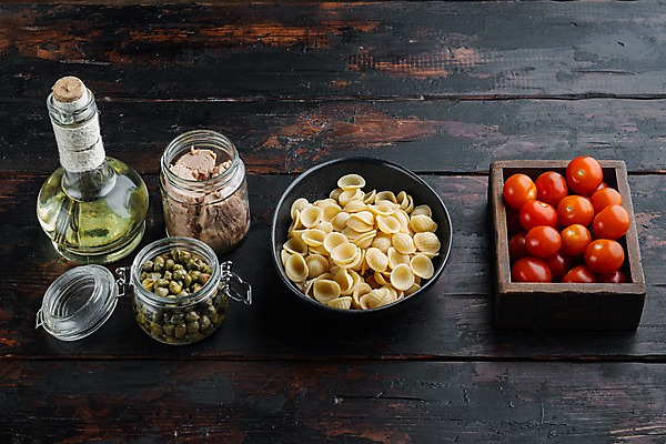 포토 JPG 해외이미지 그릇 식재료 방울토마토 유리병 실내 사람없음 올리브오일 나무상자 참치 병조림 참치캔 파스타면 카피스페이스 나무배경 해외포토 식기 백그라운드 토마토 병_용기 파스타 어류 내부 상자 공백 면류 캔 기름_음식 파일형식