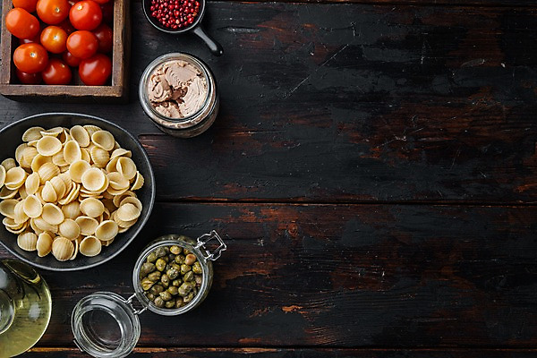 포토 JPG 해외이미지 그릇 식재료 방울토마토 유리병 실내 사람없음 하이앵글 나무상자 참치 병조림 참치캔 파스타면 카피스페이스 나무배경 해외포토 식기 뷰포인트 백그라운드 토마토 병_용기 파스타 어류 내부 상자 공백 면류 캔 파일형식