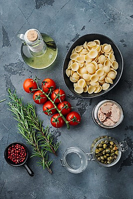 포토 JPG 해외이미지 그릇 식재료 방울토마토 회색배경 유리병 실내 사람없음 하이앵글 올리브오일 참치 로즈메리 병조림 참치캔 파스타면 플랫레이 해외포토 식기 뷰포인트 백그라운드 토마토 병_용기 파스타 어류 내부 회색 면류 플랫 캔 기름_음식 허브 파일형식